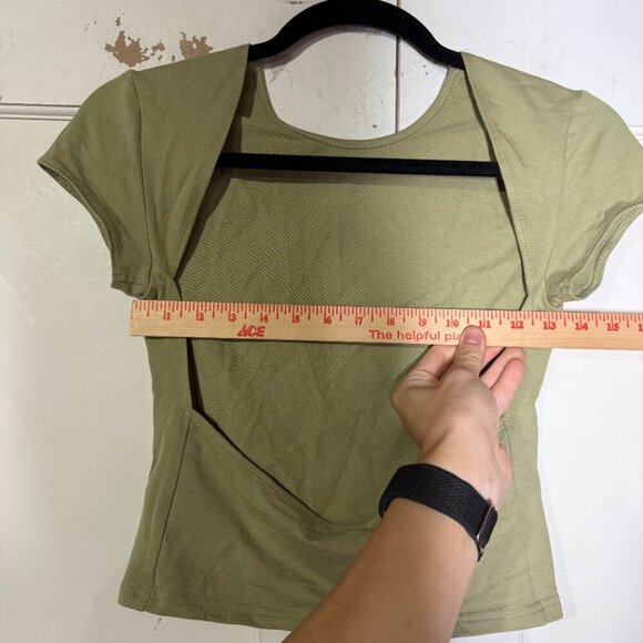 Edikted Green Open Back Top Short Sleeve Size Medium NWT - Picture 4 of 8
